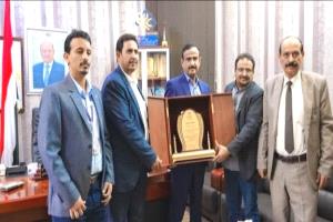 إدارة مطار عتق .. تمنح المحافظ بن الوزير درع الوفاء