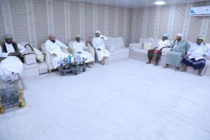 شيوخ وأعيان منطقة العبري يلتقون قائد قوات درع الوطن في المهرة ضمن لقاءات التأييد القبلية.