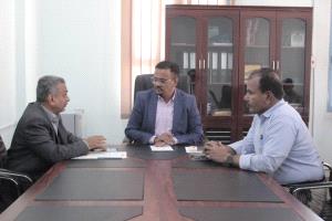 الأمين العام لمحلي حضرموت يبحث تعزيز الموارد المحلية وتحسين كفاءتها بمديريات وادي وصحراء حضرموت