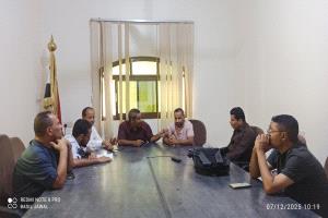 نائب رئيس الوحدة التنفيذية لإدارة مخيمات النازحين يجتمع بمدراء ادارات الوحدة التنفيذية لمناقشة التحديات