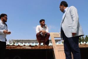 مدير عام خورمكسر يتفقد العمل في تركيب منظومة الطاقة الشمسية لمسجد الفاروق بحي السعادة