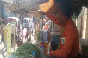 بين رائحة الفل وقسوة الحياة… شوقي سالم يحكي قصة كفاح 27 عامًا في أسواق عدن