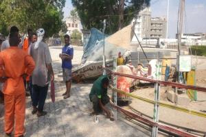 مكتب الأشغال والعوائق ينفّذ حملة تنظيف شاملة لحديقة فكتوريا بالتواهي