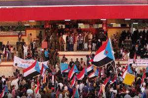 موكب أبين الجماهيري يحتشد في ساحة الحرية بعدن تأكيدًا على مطلب استعادة الدولة