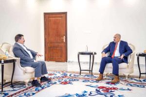 اللواء الزُبيدي خلال لقائه محافظ ذمار: تحرير الشمال مرهون بتكاتف القوى الوطنية الصادقة