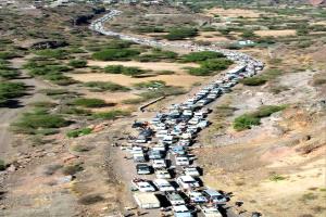 موكب جماهيري ضخم من الضالع يقترب من عدن للمشاركة في اعتصام ساحة العروض