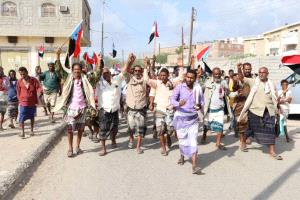 موكب جماهيري حاشد لأبناء منطقة الكود بخنفر يتجه راجلًا إلى ساحة الاعتصام بزنجبار لإعلان دولة الجنوب