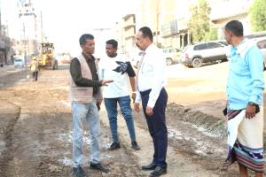 المهندس حسين العقربي يدشن استئناف أعمال تأهيل طريق التقنية - بير أحمد في عدن