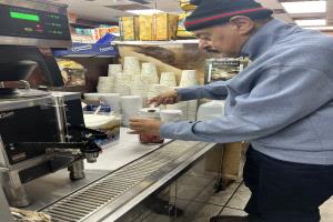 من البرلمان اليمني إلى متجر قهوة في أمريكا… صورة برلماني يمني تختصر فداحة الحرب ومعاناة اليمنيين