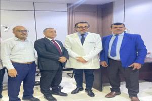 رئيس جامعة عدن يزور مستوصف العين التخصصي ويشيد بجهود طبية نوعية في عدن