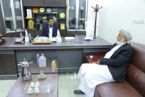 رئيس جامعة المهرة يستقبل وكيل محافظة المهرة الشيخ صالح عليان.