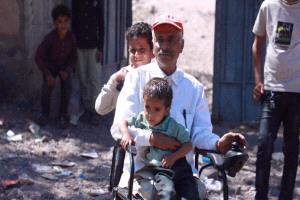 طه العربي.. مُدرّس يمني لم تُفقده الإعاقة رسالته التعليمية