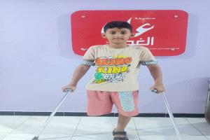 طفل جريح في حرب 2015 بعدن يشكو إهماله من إجراء عملية جراحية له في مصر