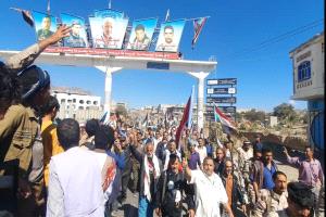 الآلاف يحتشدون في مخيم الاعتصام بحبيل جباري وسط الضالع.. ووفود من الشعيب تصل للمطالبة بإعلان استقلال الجنوب