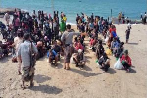 شرطة شبوة تعلن ضبط قارب تهريب يحمل 180 مهاجرًا إثيوبيًا إلى سواحل رضوم