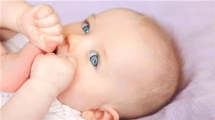 "لغة الإشارة" تعزز سرعة الكلام والذكاء لدى الأطفال