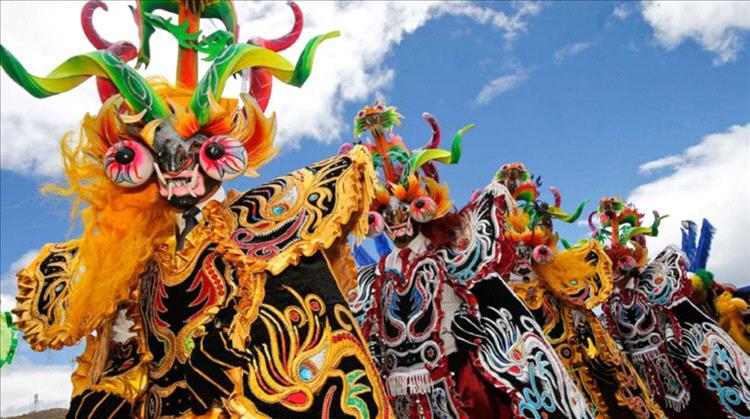 عيد "لا كانديلاريا".. بيرو تحتفل بالعذراء عبر 50 ألف راقص