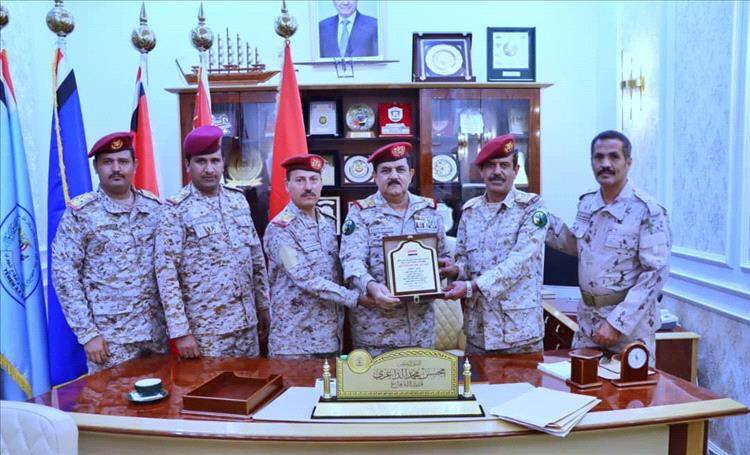 الضباط اليمنيون الدارسين في مصر يُكرِّمون وزير الدفاع الفريق الركن محسن الداعري