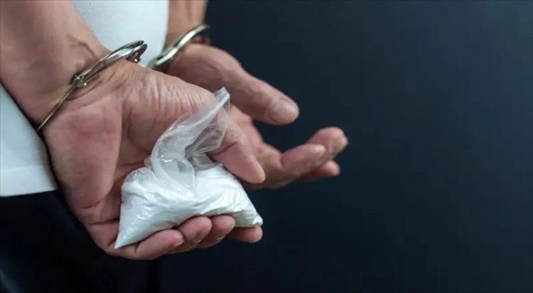 شرطة لحج تضبط ثلاثة مهربين بحوزتهم مواد مخدرة في المضاربة ورأس العارة