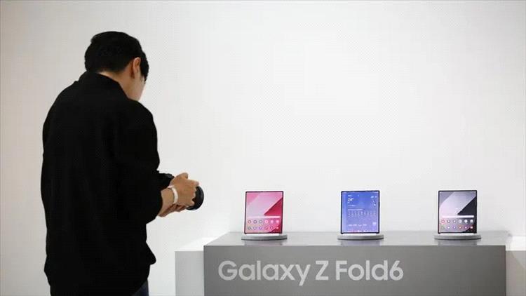 صورة مُسربة تكشف مدى نحافة هاتف "Galaxy Z Fold 7" المقبل