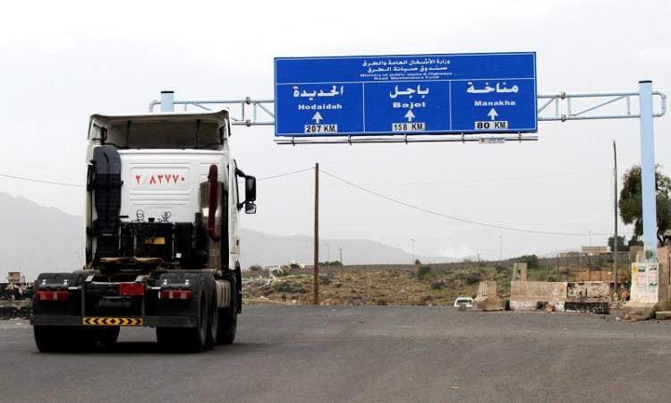 مواطن ينهي حياته تحت عجلات شاحنة بالحديدة.. فيديو