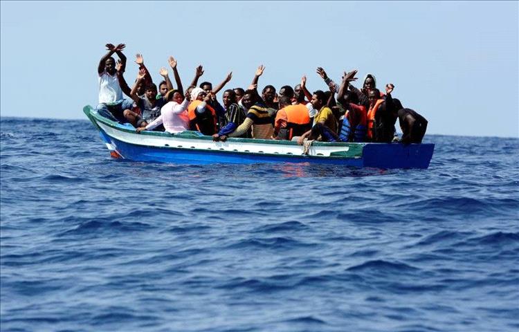 ضبط قاربًا يحمل 150 مهاجرًا غير شرعي قبالة سواحل شبوة