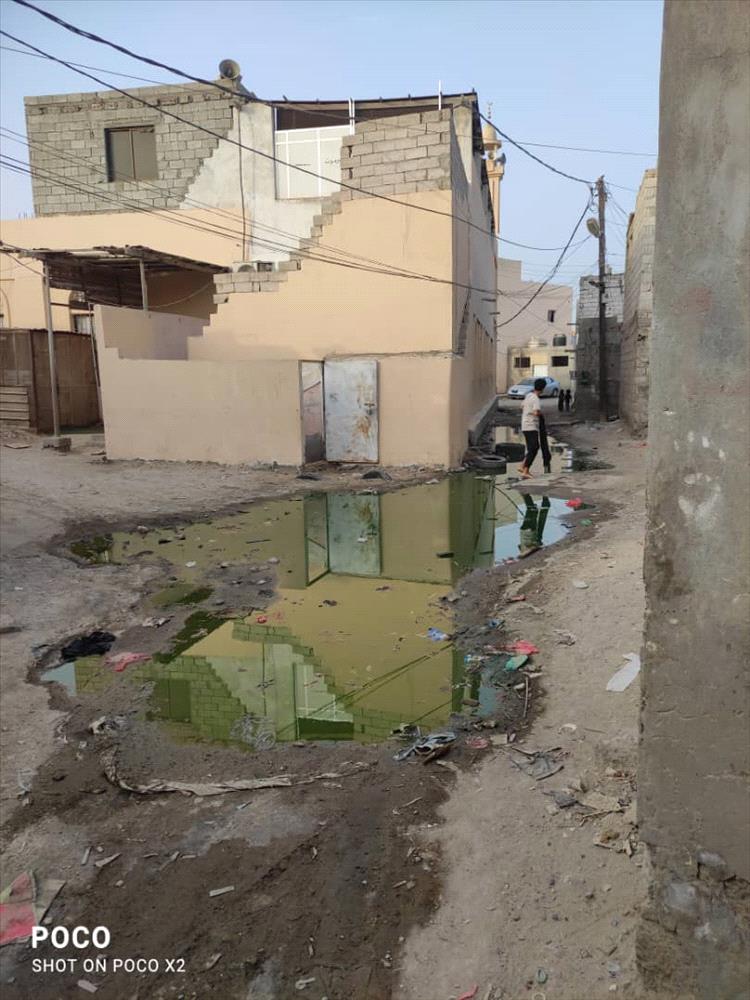 مياه الصرف الصحي تُحاصر منازل حي عبدالقوي  والأهالي يناشدون