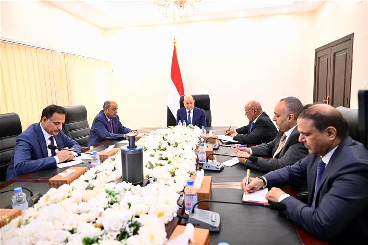 الرئيس العليمي يترأس اجتماعاً حكومياً لضمان صرف المرتبات واستمرار الخدمات