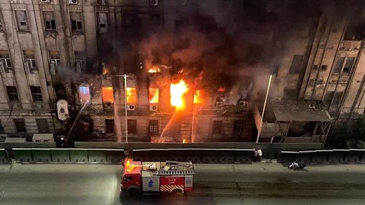 12 ساعة من النيران تشل القاهرة: تعليق الرحلات وتوقف البورصة وتعطّل الخدمات المالية بسبب حريق سنترال رمسيس