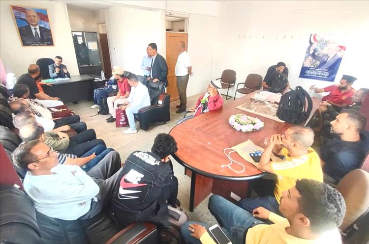 تدخل عاجل للمشمر ينهي أزمة مياه حي المسبح بتعز وتسليم بئر المنتزه لمؤسسة المياه