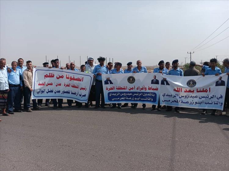 وقفة احتجاجية لأعضاء جمعية أمن المنطقة الحرة بعدن للمطالبة بأراضيهم في البريقة