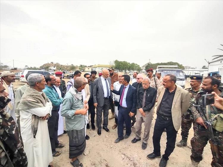 محافظ تعز يدشّن مبادرة مجموعة الشيباني لتوزيع مياه الشرب بالمدينة