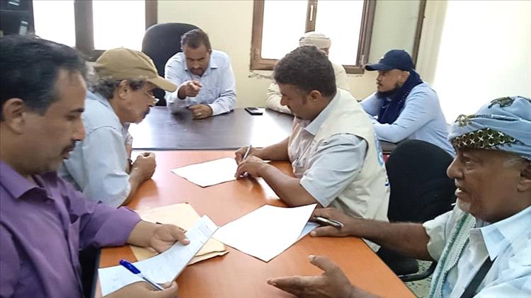 السلطة المحلية وصندوق التنمية يسلمان موقع تنفيذ حاجز المياه بين الواديان بيافع سرار للجهة المنفذة