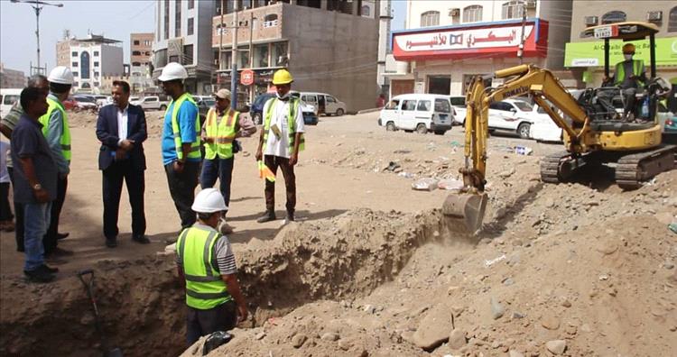 وكيل محافظة عدن يتفقد سير العمل في مشروع إعادة تأهيل شارع الخمسين