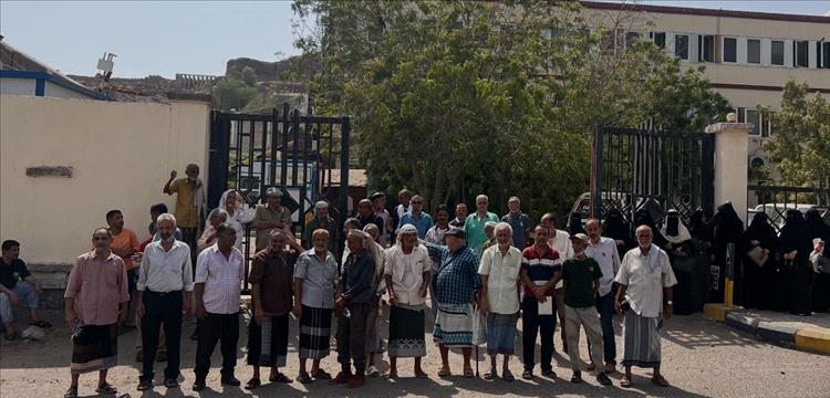 موظفو هيئة استكشاف وإنتاج النفط ينفذون وقفة احتجاجية ويوجهون مناشدة لوزير النفط