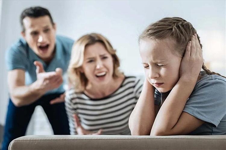 الصراخ في وجه طفلك ليس "تربية".. 9 عواقب نفسية وصحية تُلازمه مدى الحياة