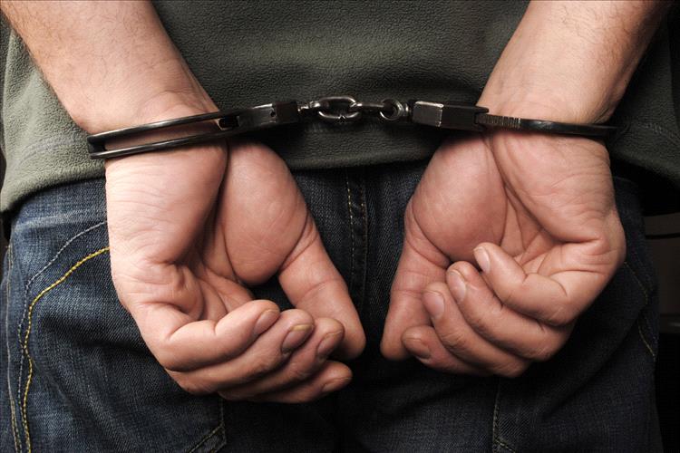 إدارة البحث الجنائي بوادي حضرموت تضبط متهماً بالنصب والاحتيال على مواطن بمبلغ 15 مليون ريال