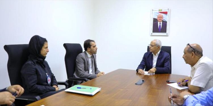 نائب وزير الخارجية يبحث مع مدير مكتب الصليب الأحمر دعم وتوسيع أنشطة المنظمة الإنسانية