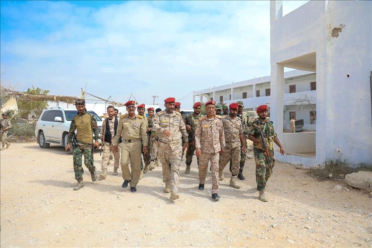 بارجاش يتفقد معسكر قيادة محور الغيضة وفرع الشرطة العسكرية والمدرسة القتالية بالغيضة