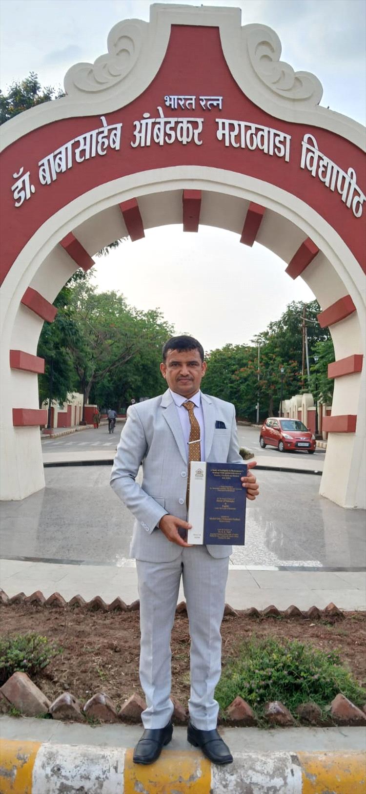 الباحث اليمني خالد فضائل ينال درجة الدكتوراه بامتياز من جامعة بابا صاحب الهندية