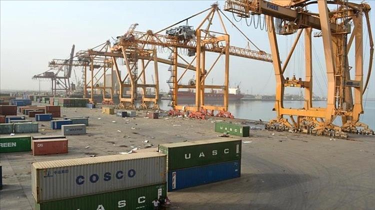 الكشف عن رقم مهول يجنيه الحوثيون سنويًا من موانئ الحديدة