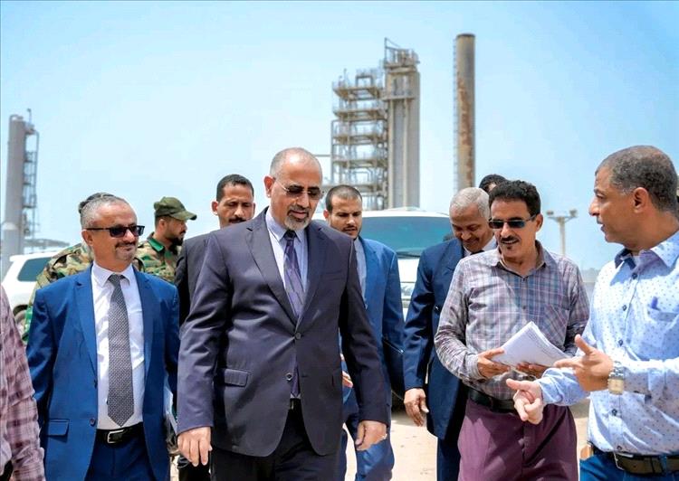 الزُبيدي يزور مصافي عدن ويطّلع على أعمال إعادة التأهيل تمهيدًا لإعادة التشغيل