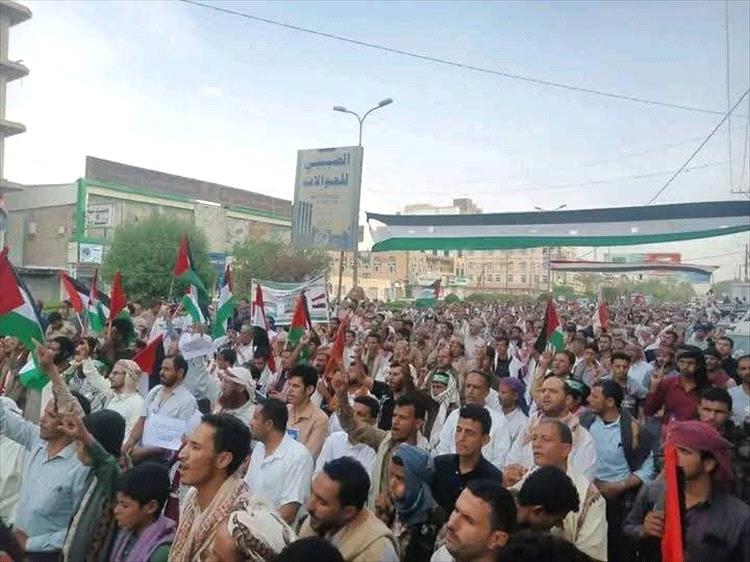 وقفة جماهيرية في مأرب تندّد بسياسة التجويع الإسرائيلية في غزة
