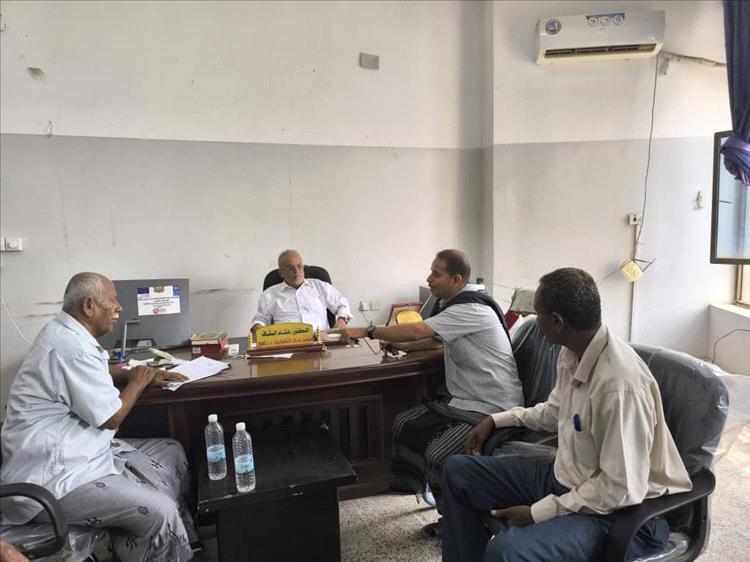مدير مكتب المالية بالمضاربة والعارة بلحج يناقش مع مدير مكتب التخطيط بالمحافظة البرنامج الاستثماري المعدل