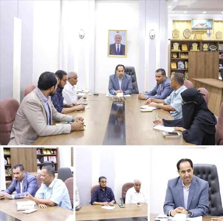 الوزير البكري يلتقي مدير مكتب الشباب والرياضة بـ "لحج"