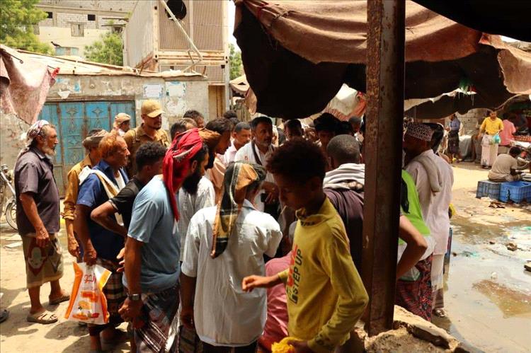 انتقالي أبين يتفقد سوق حراج الأسماك بمدينة زنجبار