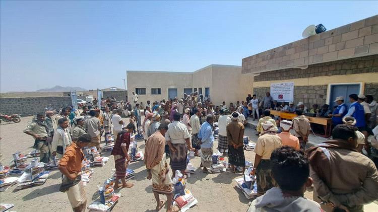 مدير عام موزع يدشن مشروع دعم المزارعين ببذور البصل والأسمدة بدعم من الصندوق الاجتماعي
