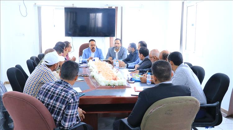 العقربي يترأس اجتماعاً موسعاً مع قيادة المؤسسة العامة للطرق والجسور ويؤكد دعم جهود تفعيل نشاطها