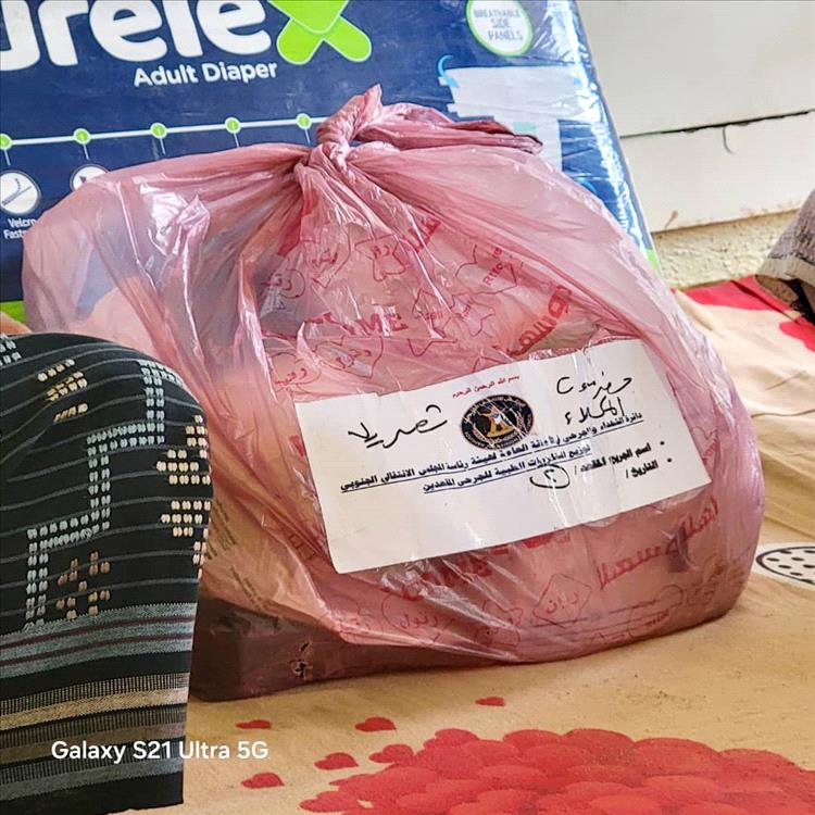 بدعم من اللواء الزُبيدي.. العقيد عمر بن دغار يوزّع مساعدات طبية لجرحى مديرية حجر