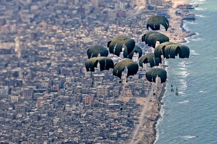 إسرائيل تعلن هدنة محدودة وتستأنف إسقاط المساعدات جوًا فوق غزة